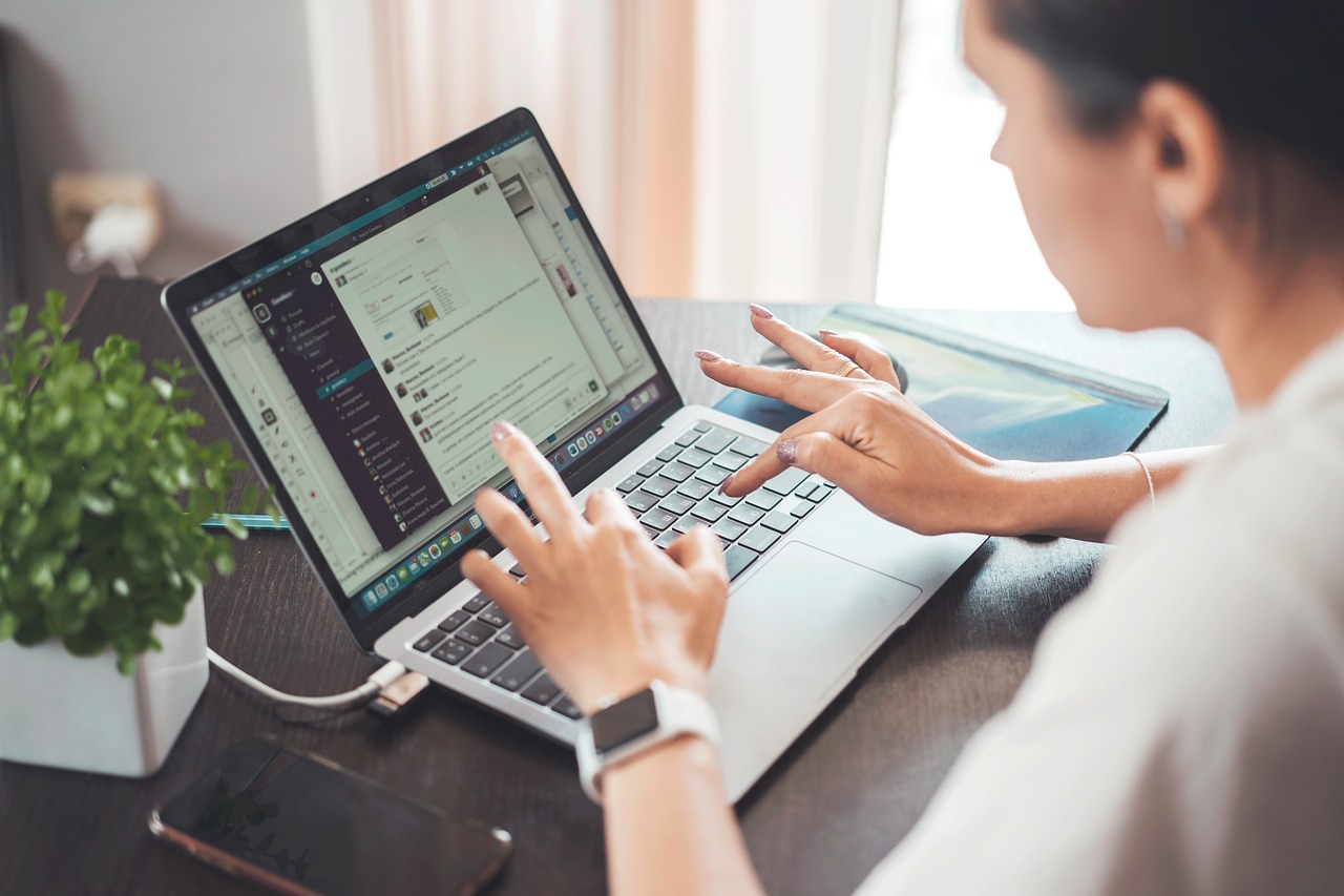 Commerciele Economie stagiair aan het werk op laptop